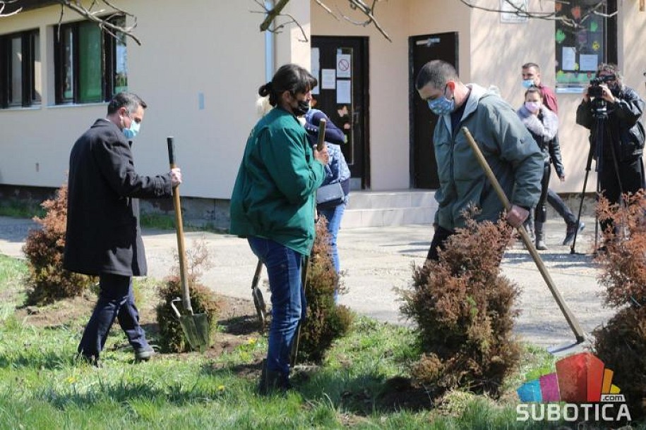 Počela akcija pošumljavanja dvorišta vrtića i škola