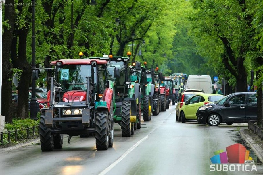 Nakon protestne vožnje traktori parkirani u centru grada