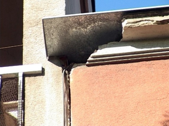 Srušio se deo fasade kod Sinagoge