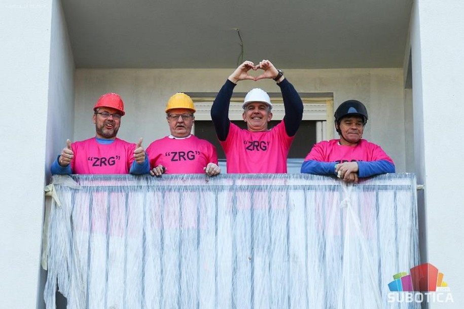Građevinci podržali Dan borbe protiv vršnjačkog nasilja, na posao došli u roze majicama