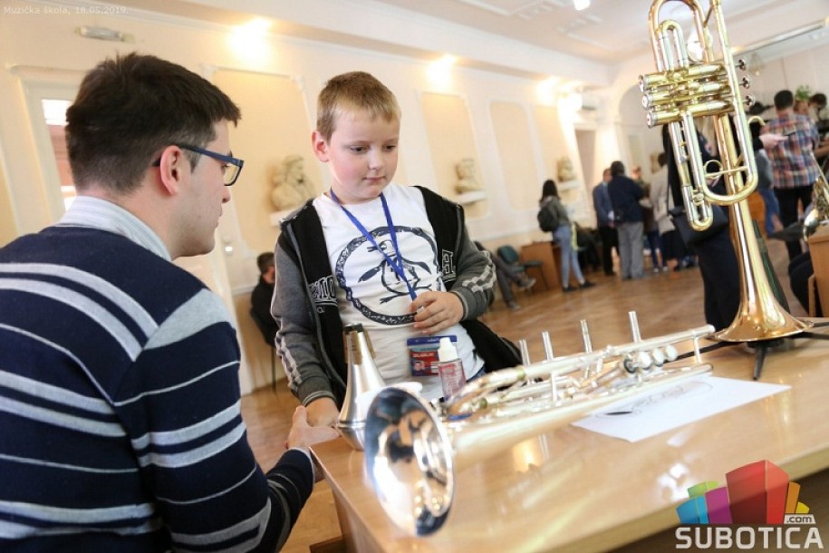 Upoznajte svet muzike: Izložba instrumenata u Muzičkoj školi