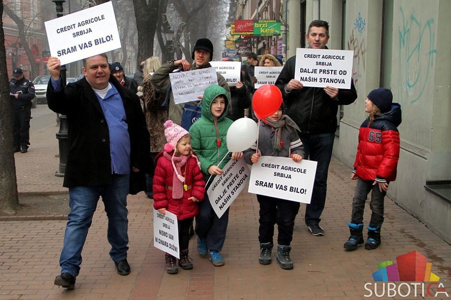 Protest stanara ispred banke Credit Agricole