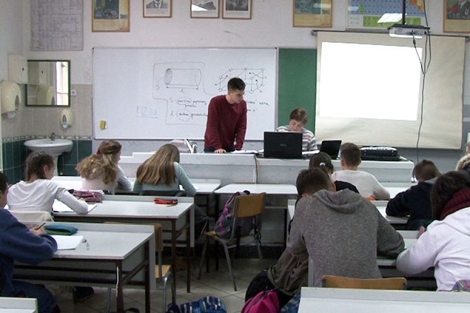 Nastava na hrvatskom – iz kakvih udžbenika uče deca?