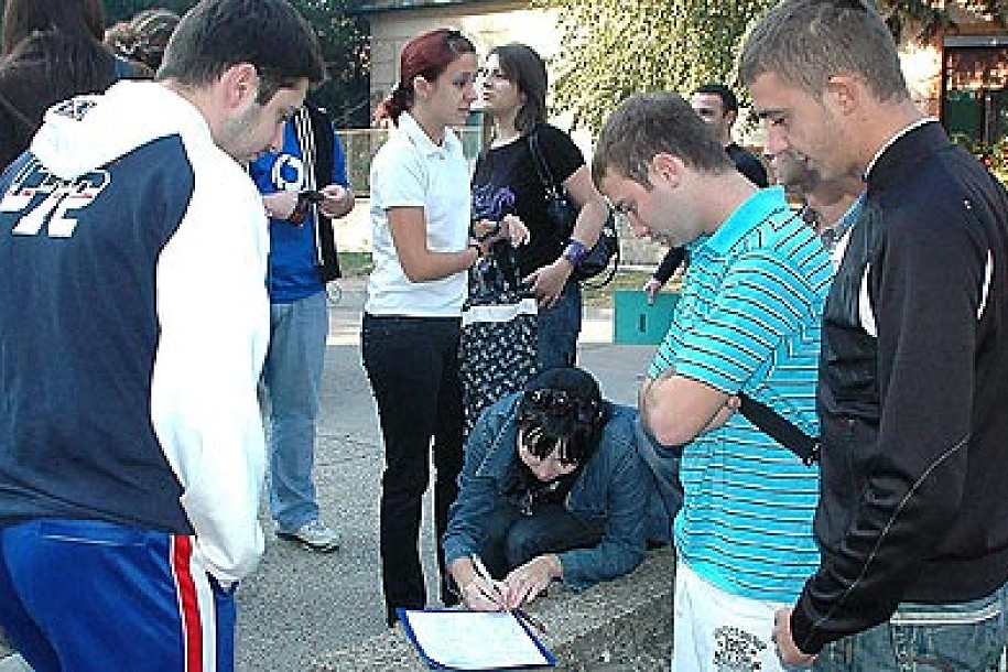 Traže pomoć jer nemaju za školarinu