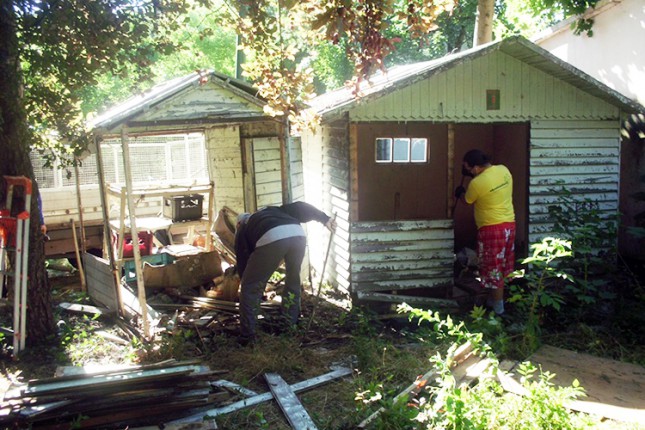 Rušenje nelegalnih objekata u Vikend naselju na Paliću