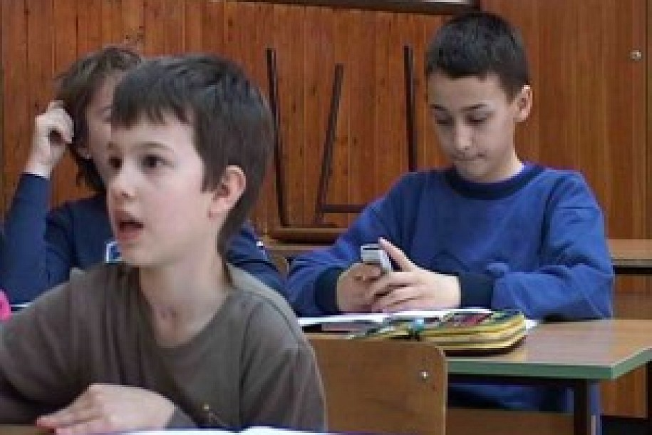 Korišćenje mobilnih telefona u osnovnim školama