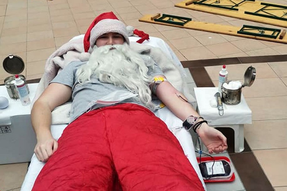 Uspešna akcija davanja krvi, dragocenu tečnost donirao i Deda Mraz!