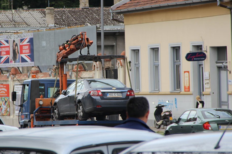 Pauk "jede" i propisno parkirana vozila