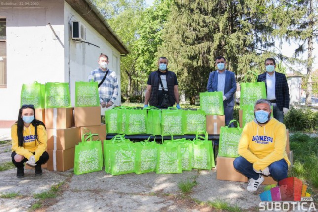 "Mozzart" podelio pakete pomoći najstarijim sugrađanima