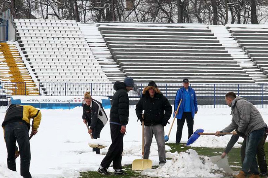 Čišćenje snega na Gradskom stadionu