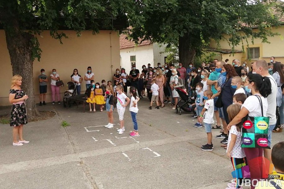 Prvaci i petaci danas na upoznavanju, sutra i ostali đaci kreću u školu