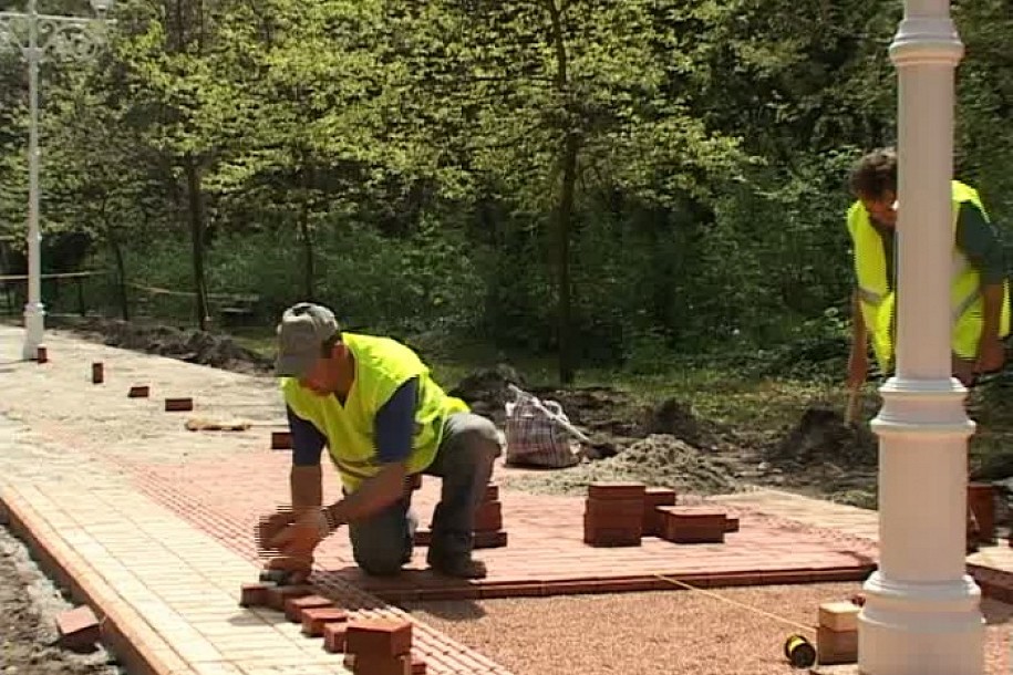 U toku popločavanje Aleje uzdaha na Paliću