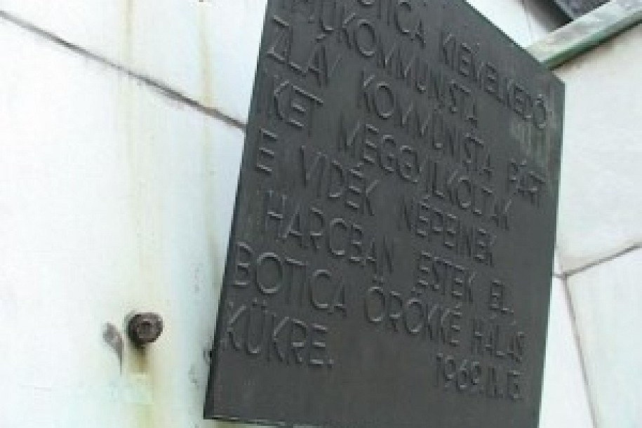 Oštećena ploča na spomeniku