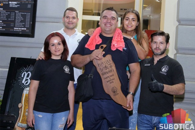 Slobodan Savić pobednik takmičenja u jedenju ljutih papričica