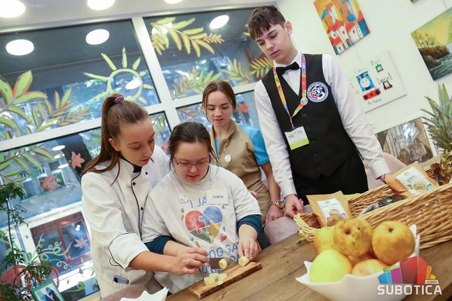 "Lepota različitosti" - demonstrativna radionica zajedničkog kuvanja u klubu "Zvuci srca"