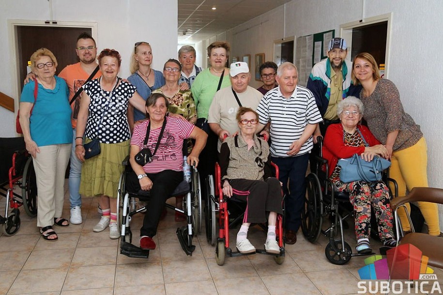 Izložba slika "Ples u bojama" korisnika Gerontološkog centra