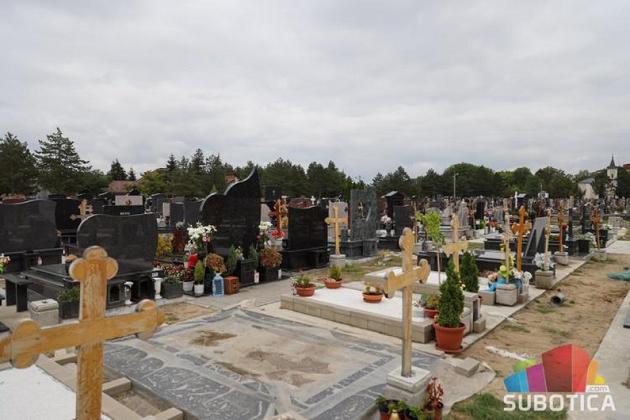 Vandali oskrnavili spomenike na Pravoslavnom groblju "Dudova šuma" - pokrali mesingana slova, lomili krstove i slike