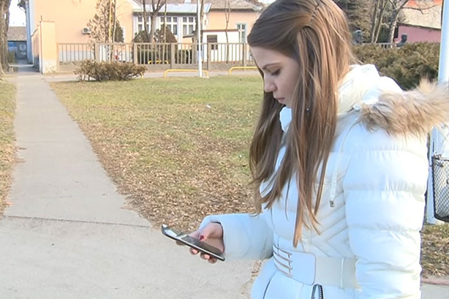 Migranti oteli devojčici telefon, taksisti ih sustigli