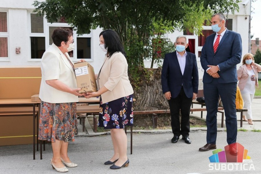 Učenici romske nacionalnosti dobili savremena nastavna sredstva