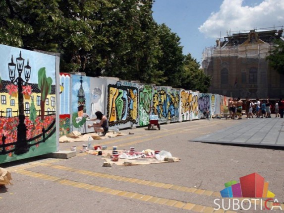 Subotičani oslikavali ogradu oko gradilišta Narodnog pozorišta