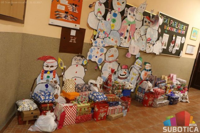 Deca iz OŠ "Ivan Goran Kovačić" sakupila preko stotinu novogodišnjih paketića za vršnjake drugih škola