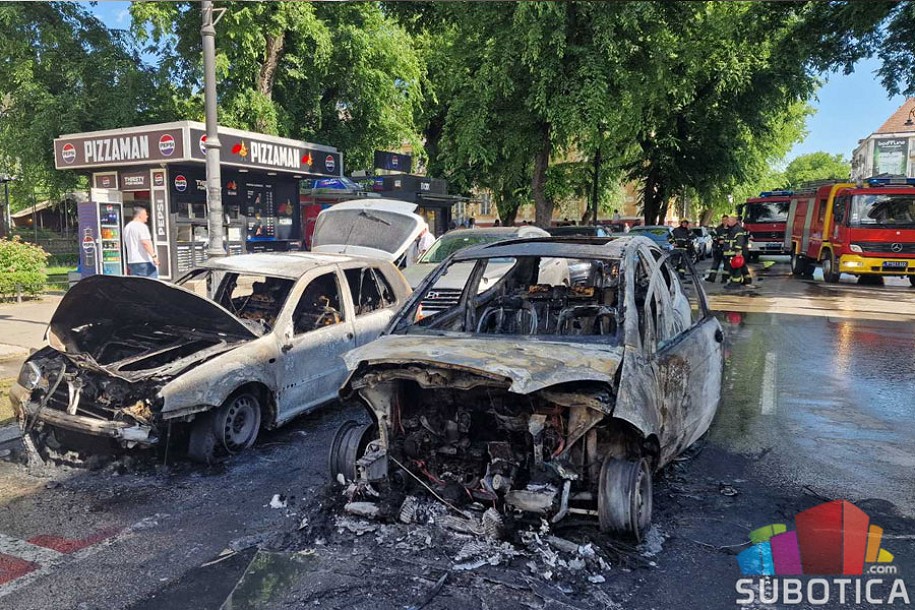 Plamen progutao Mercedes u Đure Đakovića, oštećena još tri vozila