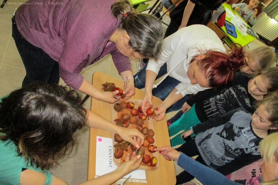 Deca u "Zmaju" na zabavan način upoznavala tradicionalne katoličke i pravoslavne običaje za Uskrs
