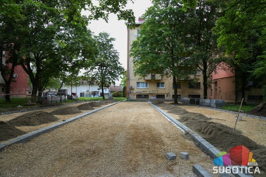 U toku izgradnja parkinga u Zetskoj ulici, stanovnici Kertvaroša i Kera dobijaju teretanu na otvorenom