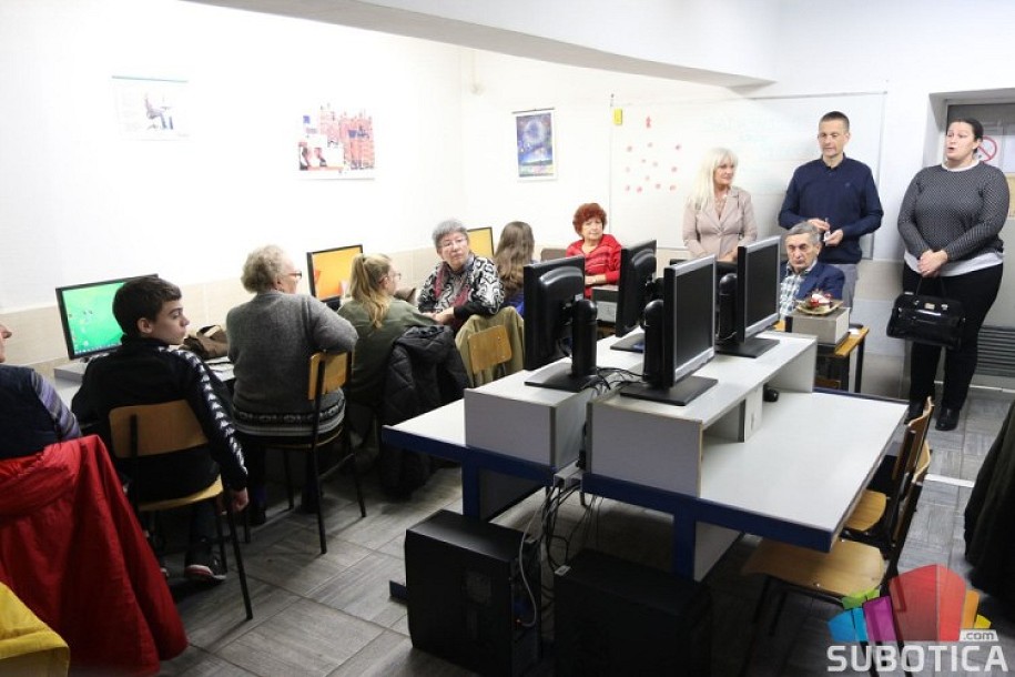 Đaci informatički opismenjavali starije sugrađane