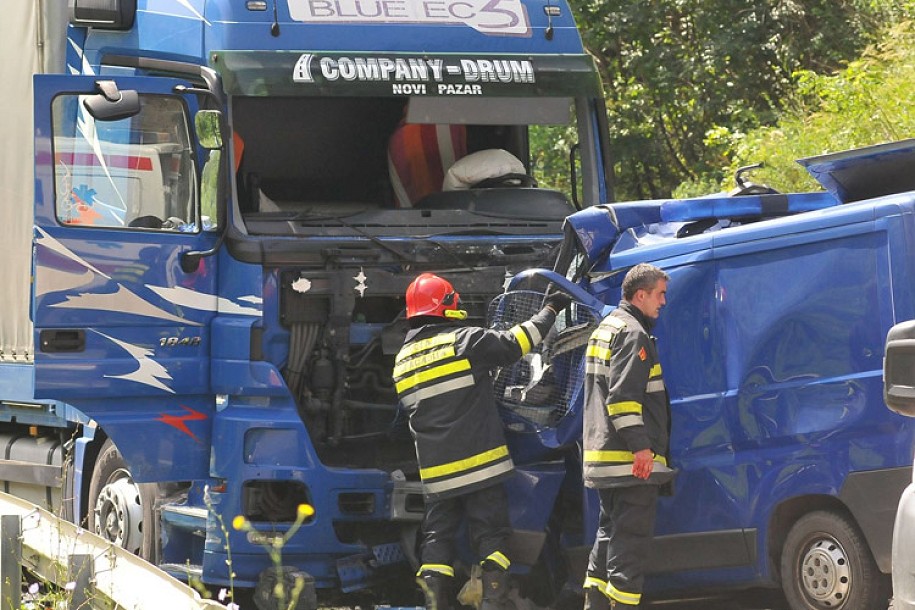 Dvoje poginulih u sudaru policijske marice iz Subotice i šlepera kod Čačka