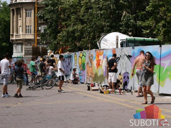 Novinarki oteo mobilni dok ga je slikala kako uništava umetničko delo