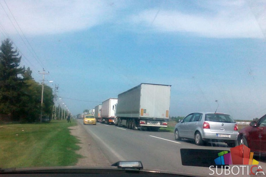 Granice zatvorene, na Kelebiji kolona 7km, probijena ograda na Horgošu 2