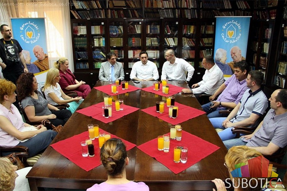 Ministar Vulin u poseti Gerontološkom centru