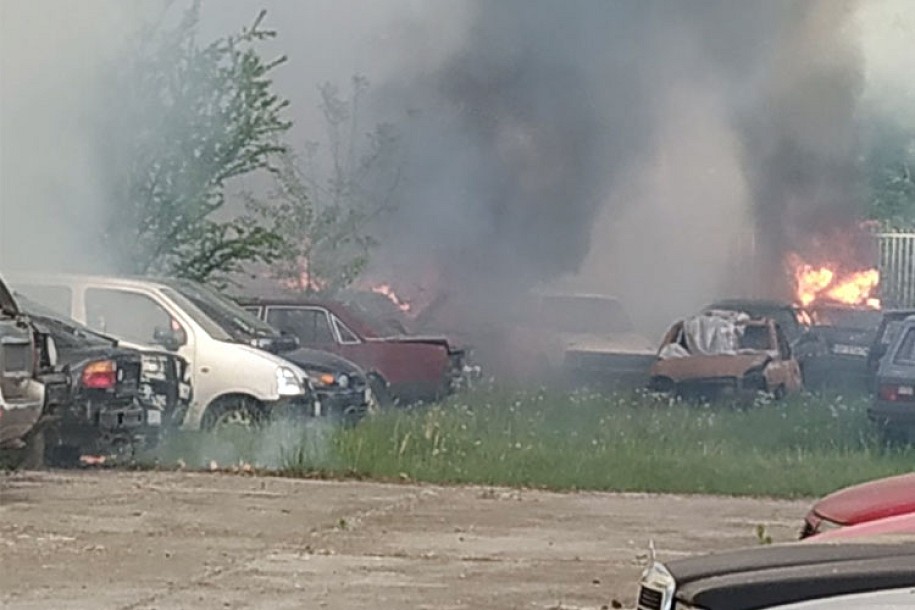 Goreo policijski parking u Izvorskoj