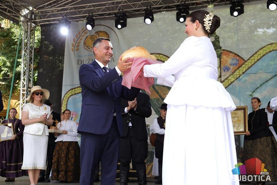 Proslava 114. "Dužijance" - predat hleb od novog žita, večeras Bandašicino kolo