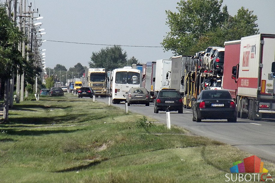 Kilometarske kolone kamiona na Kelebiji, otežan prilaz za putnička vozila
