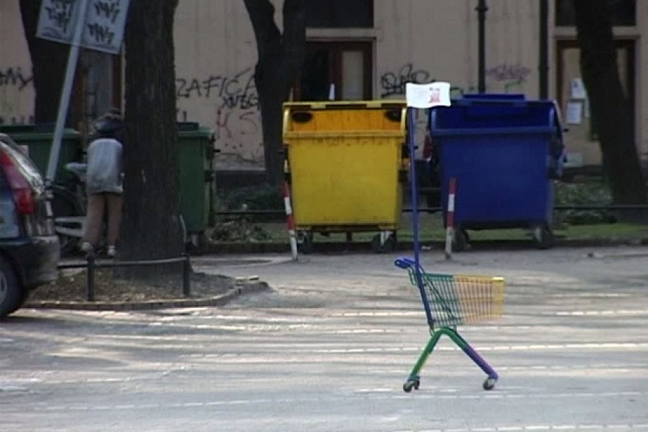 Misteriozna kolica nasred parkinga