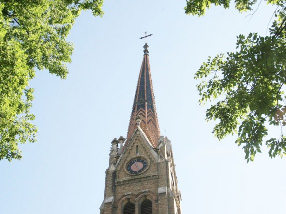 Nakrivljeni toranj na Senćanskoj crkvi
