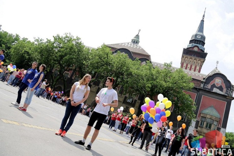 Maturanti srednjih škola plesali na gradskom Trgu