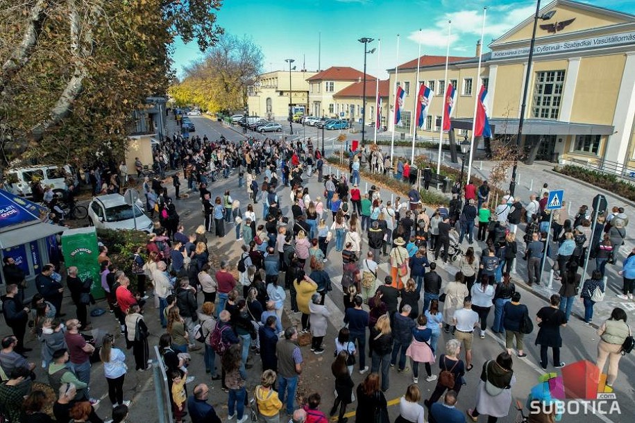 Subotičani održali 16 minuta tišine na godišnjicu pada nadstrešnice na Železničkoj stanici u Novom Sadu