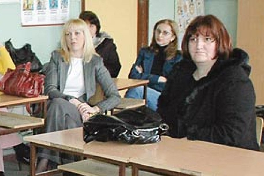 U školu s vojnicima u civilu i policajcem