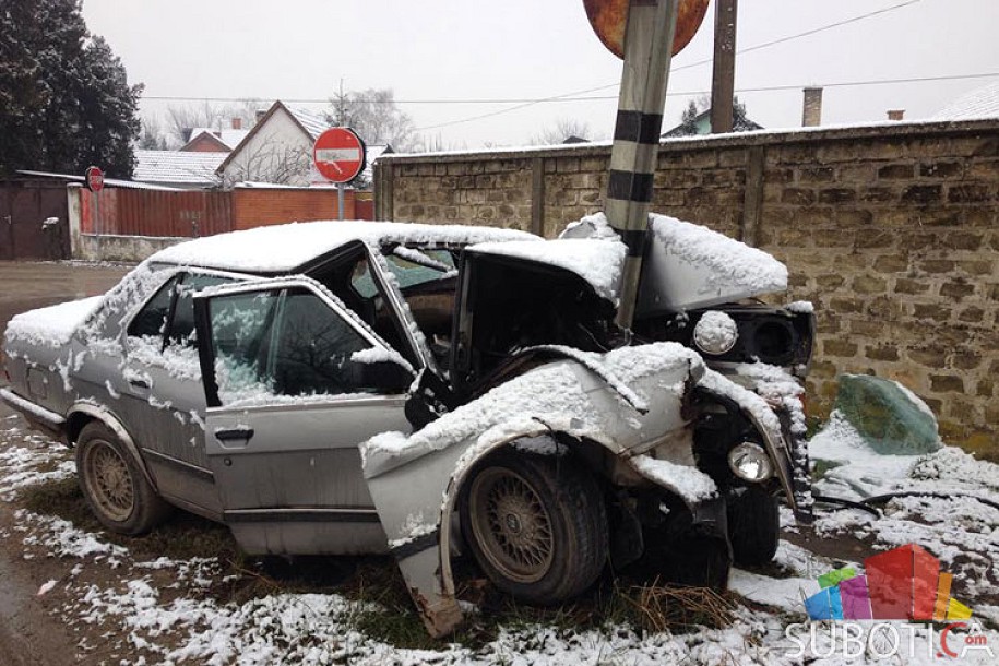Saobraćajna nezgoda - automobilom se zabio u stub