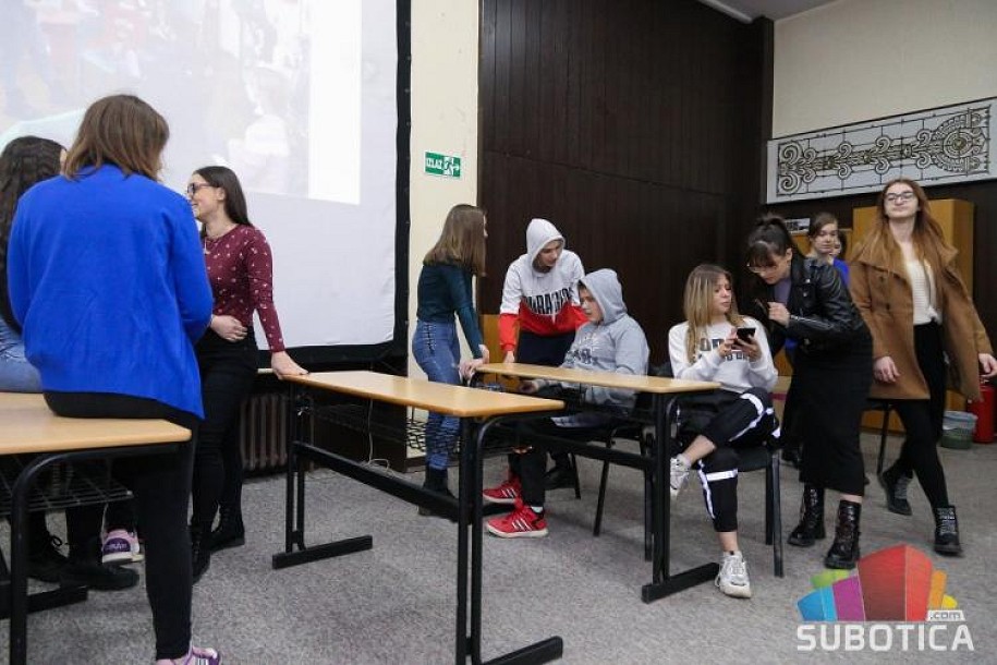 “Forum teatar” predstavio  značaj trakica sa sunokretom