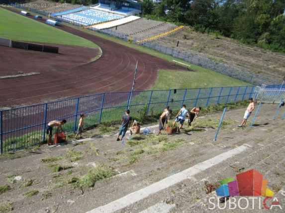 Radna akcija "Očistimo stadion" na +30 stepeni