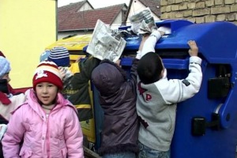 Deca razvrstavaju otpad