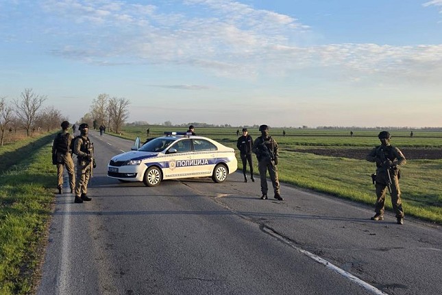 Vojska i policija pronašle eksploziv velike razorne moći kod Kanjiže, blokirano više puteva