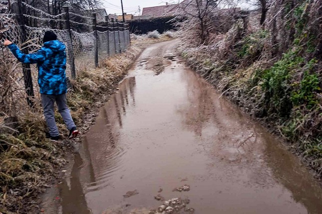 Stanovnicima Ozrenske ulice dojadilo da žive u blatu, traže tucanik i komunalnu infrastrukturu