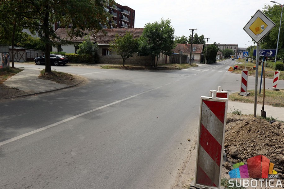 Postavlja se semafor na raskrsnici Izvorske, Bajnatske i Pazinske (Prozivka)
