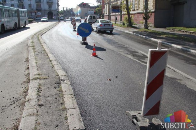 Asfaltirana traka za levo na raskrsnici kod Nove opštine iz pravca Palića