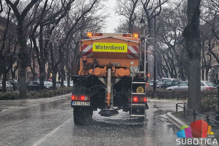 U toku preventivno posipanje soli po kolovozima, Zimska služba u stanju pripravnosti